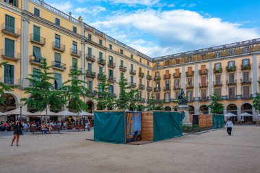 Girona, İspanya, 26 Mayıs 2022: İspanya 'nın Girona kentindeki Plaza de la Independenceia' nın gün batımı manzarası.