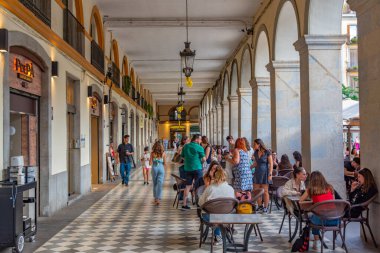 Girona, İspanya, 26 Mayıs 2022: İspanya 'nın Girona kentindeki Plaza de la Independenceia' nın gün batımı manzarası.