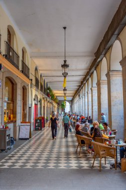 Girona, İspanya, 26 Mayıs 2022: İspanya 'nın Girona kentindeki Plaza de la Independenceia' nın gün batımı manzarası.