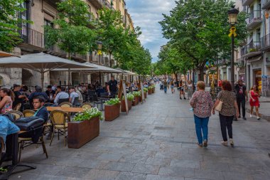 Girona, İspanya, 26 Mayıs 2022: İspanya 'nın Girona kentindeki bir sokakta gece hayatı.