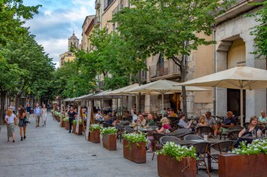 Girona, İspanya, 26 Mayıs 2022: İspanya 'nın Girona kentindeki bir sokakta gece hayatı.