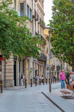 Girona, İspanya, 26 Mayıs 2022: İspanya 'nın Girona kentindeki bir sokakta gece hayatı.