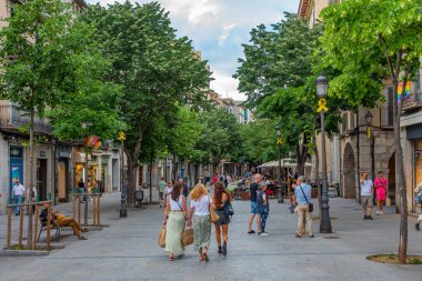 Girona, İspanya, 26 Mayıs 2022: İspanya 'nın Girona kentindeki bir sokakta gece hayatı.