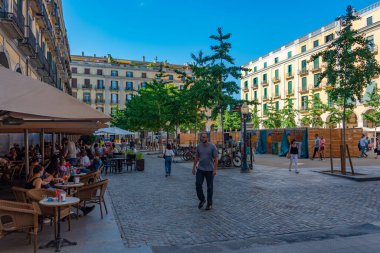 Girona, İspanya, 26 Mayıs 2022: İspanya 'nın Girona kentindeki Plaza de la Independenceia' da yaz günü.