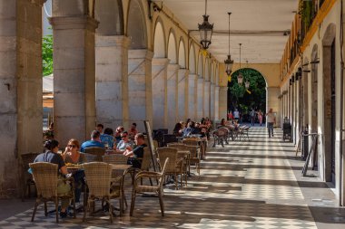 Girona, İspanya, 26 Mayıs 2022: İspanya 'nın Girona kentindeki Plaza de la Independenceia' da yaz günü.