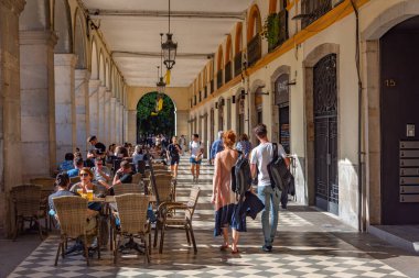 Girona, İspanya, 26 Mayıs 2022: İspanya 'nın Girona kentindeki Plaza de la Independenceia' da yaz günü.