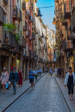 Girona, İspanya, 26 Mayıs 2022: İspanya 'nın Girona kentindeki bir sokakta gezinen insanlar.
