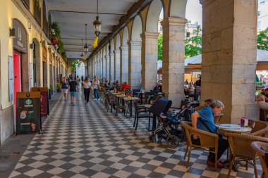 Girona, İspanya, 26 Mayıs 2022: İspanya 'nın Girona kentindeki Plaza de la Independenceia' da yaz günü.