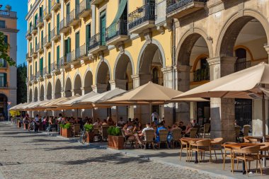 Girona, İspanya, 26 Mayıs 2022: İspanya 'nın Girona kentindeki Plaza de la Independenceia' da yaz günü.