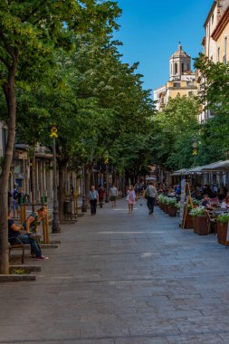 Girona, İspanya, 26 Mayıs 2022: İspanya 'nın Girona kentindeki bir sokakta gezinen insanlar.