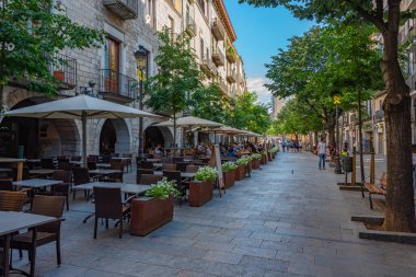 Girona, İspanya, 26 Mayıs 2022: İspanya 'nın Girona kentindeki bir sokakta gezinen insanlar.