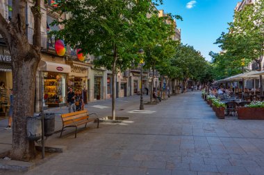 Girona, İspanya, 26 Mayıs 2022: İspanya 'nın Girona kentindeki bir sokakta gezinen insanlar.