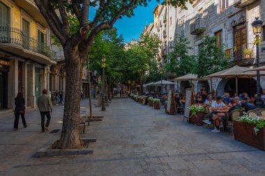 Girona, İspanya, 26 Mayıs 2022: İspanya 'nın Girona kentindeki bir sokakta gezinen insanlar.