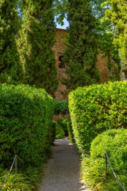 Pubol, İspanya, 26 Mayıs 2022: Castell Gala Dali de Pubol Bahçesi.