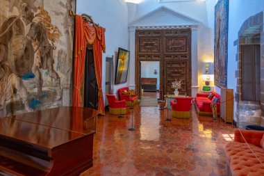 Pubol, İspanya, 26 Mayıs 2022: İspanya 'daki Castell Gala Dali de Pubol' da odalar.