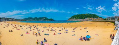 San Sebastian, İspanya, 2 Haziran 2022: İnsanlar İspanya 'nın San Sebastian kentindeki La Concha plajında güneşli bir günün tadını çıkarıyorlar..