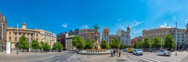 Zaragoza, İspanya, 30 Mayıs 2022: İspanya 'nın Zaragoza kentindeki Plaza de Espana' da şehitlere izleme.