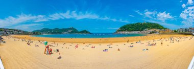 San Sebastian, İspanya, 2 Haziran 2022: İnsanlar İspanya 'nın San Sebastian kentindeki La Concha plajında güneşli bir günün tadını çıkarıyorlar..