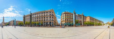 Zaragoza, İspanya, 30 Mayıs 2022: İnsanlar İspanya 'nın Zaragoza kentindeki Basilica de nuestra senora de pilar' ın önünde geziniyor.