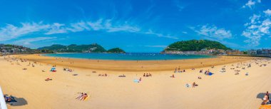 San Sebastian, İspanya, 2 Haziran 2022: İnsanlar İspanya 'nın San Sebastian kentindeki La Concha plajında güneşli bir günün tadını çıkarıyorlar..