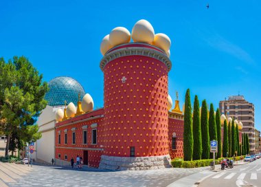 Rakamlar, İspanya, 28 Mayıs 2022: İspanya 'nın Figueres kentindeki Dali Tiyatro Müzesinde Torre Galatea.