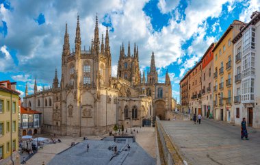 Burgos, İspanya, 3 Haziran 2022: İspanya 'nın Burgos kentindeki katedralin gün batımı manzarası
