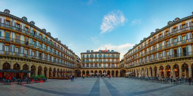 San Sebastian, İspanya, 1 Haziran 2022: Eski San Sebastian kasabasındaki Plaza de la Constitucion 'un günbatımı manzarası.