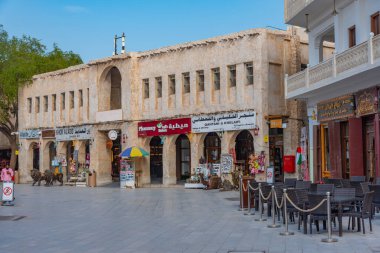 Doha, Katar, 17 Ocak 2022: Doha, Katar 'daki souq waqif' te geleneksel pazar.