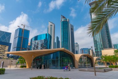 Doha, Katar, 17 Ocak 2022: Doha, Katar 'ın merkezindeki yüksek binalar.