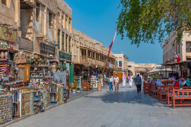 Doha, Katar, 17 Ocak 2022: Doha, Katar 'daki souq waqif' te geleneksel pazar.
