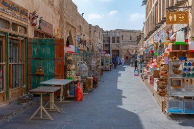 Doha, Katar, 17 Ocak 2022: Doha, Katar 'daki souq waqif' te geleneksel pazar.