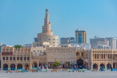Doha, Katar, 17 Ocak 2022: Fanar Mescid camisi ve Katar 'ın Doha kentindeki souq waqif' te geleneksel pazar.