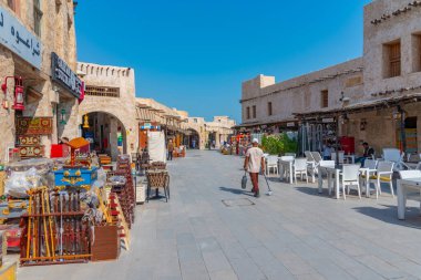 Doha, Katar, 17 Ocak 2022: Doha, Katar 'daki souq waqif' te geleneksel pazar.