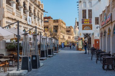 Doha, Katar, 17 Ocak 2022: Doha, Katar 'daki souq waqif' te geleneksel pazar.