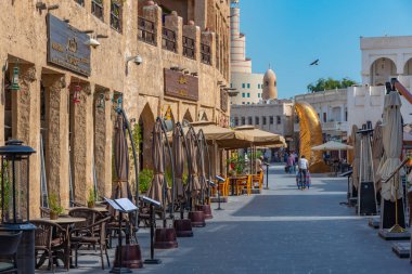 Doha, Katar, 17 Ocak 2022: Doha, Katar 'daki souq waqif' te geleneksel pazar.