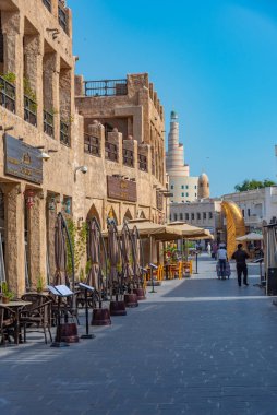 Doha, Katar, 17 Ocak 2022: Fanar Mescid camisi ve Katar 'ın Doha kentindeki souq waqif' te geleneksel pazar.