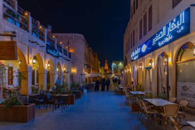 Doha, Katar, 16 Ocak 2022: Katar 'ın Doha kentindeki geleneksel Arap binalarının gece görüşü.