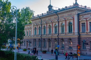 Turku, Finlandiya, 19 Temmuz 2022: Turku, Finlandiya 'da Aura nehrinin yanındaki tarihi evler.