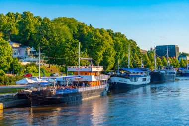 Turku, Finlandiya, 19 Temmuz 2022: Turku, Finlandiya 'da Aura nehrinin kıyısına demirleyen tekneler.