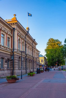 Turku, Finlandiya, 19 Temmuz 2022: Turku, Finlandiya 'da Aura nehrinin yanındaki tarihi evler.