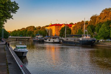 Turku, Finlandiya, 19 Temmuz 2022: Turku, Finlandiya 'da Aura nehrinin kıyısına demirleyen tekneler.