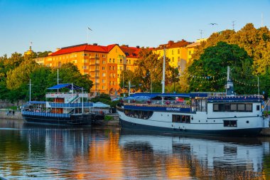 Turku, Finlandiya, 19 Temmuz 2022: Turku, Finlandiya 'da Aura nehrinin kıyısına demirleyen tekneler.