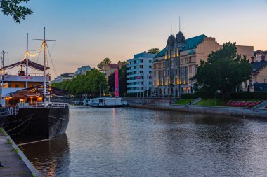 Turku, Finlandiya, 19 Temmuz 2022: Turku Belediyesi, Finlandiya 'nın Turku kentinde Aura nehrinin yanında.