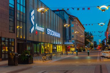 Turku, Finlandiya, 19 Temmuz 2022: Turku, Finlandiya 'da ticari bir caddenin günbatımı..