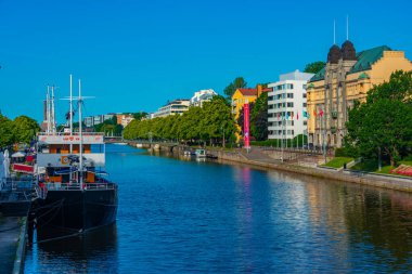 Turku, Finlandiya, 20 Temmuz 2022: Turku, Finlandiya 'da Aura nehrinin kıyısına demirleyen tekneler.