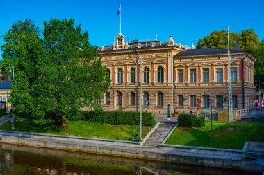 Turku, Finlandiya, 20 Temmuz 2022: Turku, Finlandiya 'da Aura nehrinin yanındaki tarihi evler.