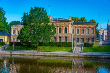 Turku, Finlandiya, 20 Temmuz 2022: Turku, Finlandiya 'da Aura nehrinin yanındaki tarihi evler.