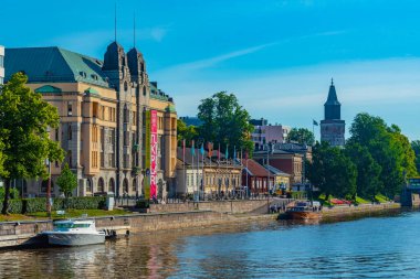 Turku, Finlandiya, 20 Temmuz 2022: Turku İl Ofisi, Turku, Finlandiya 'da Aura nehrinin yanında.