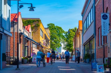 Ekenas, Finlandiya, 20 Temmuz 2022: Ekenas, Finlandiya 'da ticari bir caddenin görüntüsü..