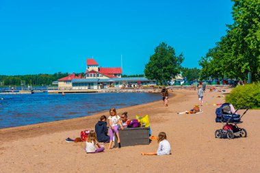 Ekenas, Finlandiya, 20 Temmuz 2022: Güneşli bir günde Finlandiya 'nın Ekenas kentinde plaj.